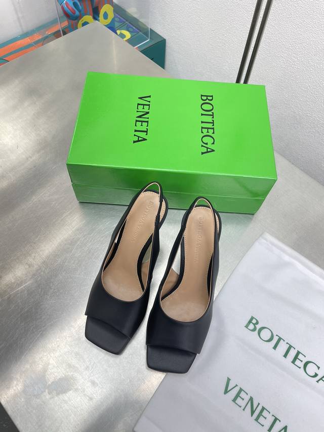 Bv Knot系列金属跟后空鱼嘴凉鞋 黑色 这款方头拖鞋简直Bv最新天花板啦 5彩色百搭 金属麻花跟 为了稳固耐穿特意采用特殊工艺 消除心理阴影 耐穿舒适 性感