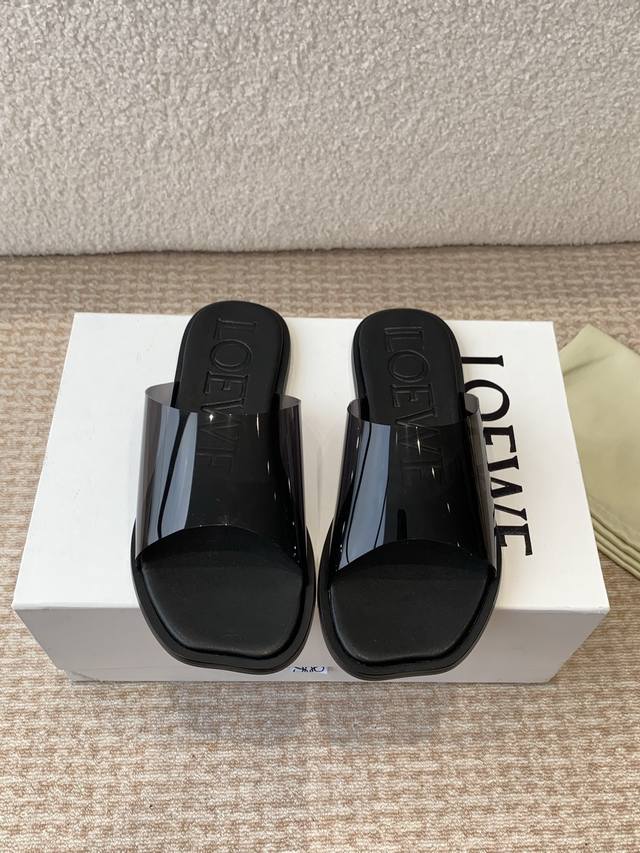 橙子出厂价P 罗意威 拖 透明 罗意威5 春夏新品 本季单品超级有意思全网都火爆了，上脚超Nice今年时髦必备单品 材质：头层牛皮 码数：35-42