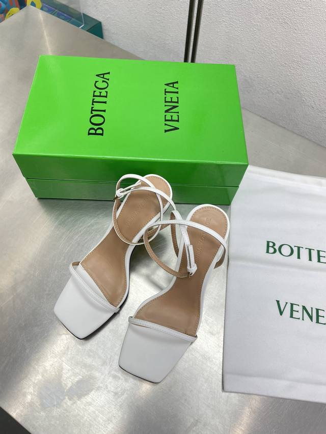 结绳跟 条带凉鞋 Bv Knot系列金属跟 白色 这款方头拖鞋简直Bv最新天花板啦 5彩色百搭 金属麻花跟 为了稳固耐穿特意采用特殊工艺 消除心理阴影 耐穿舒适