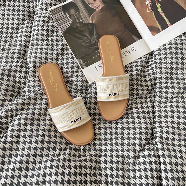 出厂： Dior 迪奥2025顶级专柜 初夏系列 官网上新 全球首发 迪奥Dior 25Ss -初夏情侣刺绣平底拖 迪奥拖鞋 Dior 刺绣拖鞋 小红书早春新品