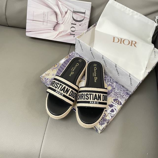 出厂： Dior 迪奥2025顶级专柜 初夏系列 官网上新 全球首发 迪奥Dior 25Ss -初夏情侣刺绣厚底渔夫拖 迪奥拖鞋 Dior厚底拖 Dior 渔夫