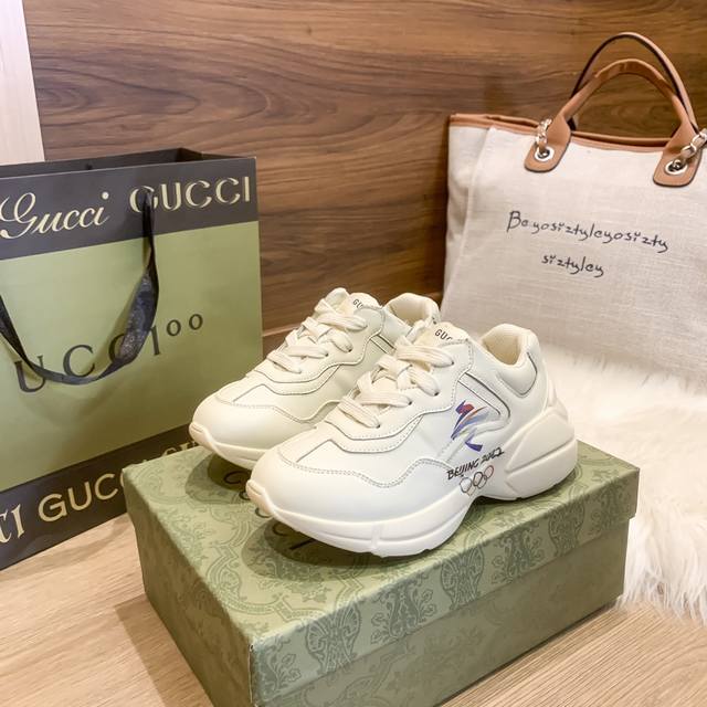出厂： 古驰永不过时的Gucci老爹鞋，上脚轻便不累脚，旅行的必备单品，潮男潮女都在穿，情侣款、别看他有点大大的，上脚特别的显瘦，外观酷炫，还带增高效果，小个子