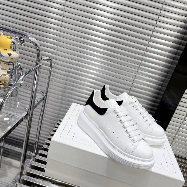 出厂： Alexandermcqueen 亚历山大 麦昆 Mcq 情侣款小白鞋 厚底增高休闲鞋 运动鞋板鞋 热销经典款 男女同款 底厚：4.5Cm 码数：34-