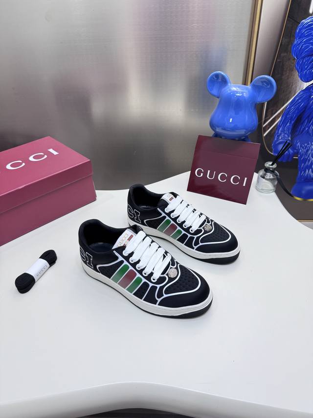 出厂： 电压开模工艺 Gucci 全新升级Gucci小脏鞋情侣款 2025早春新款 Gg系列做旧休闲小脏鞋走秀款 原版开发代购级别版本 金属双G水晶圆柱形标 G