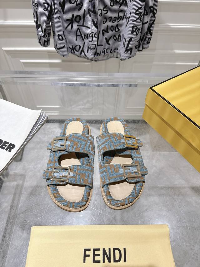 出 Fendi 2025夏季凉鞋拖鞋走秀主推系列 新品上线，芬具桌脚设计灵感改创于今年秀场的主推系列鞋履 面料：布面 内里：羊皮 大底：原版鞋底 Size:#
