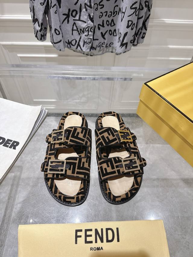 出厂 Fendi 2025夏季凉鞋拖鞋走秀主推系列 新品上线，芬具桌脚设计灵感改创于今年秀场的主推系列鞋履 面料：布面 内里：羊皮 大底：原版鞋底 Size:#