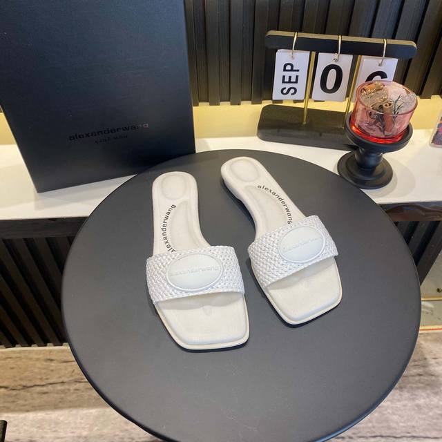 出厂： Alexande* Wang亚历山大王女士奢侈品原版1:1的材料，懒人拖，休闲必选！ 凹凸感带按摩的鞋垫配上注胶 Logo 搭配最潮方头+高弹注塑材质