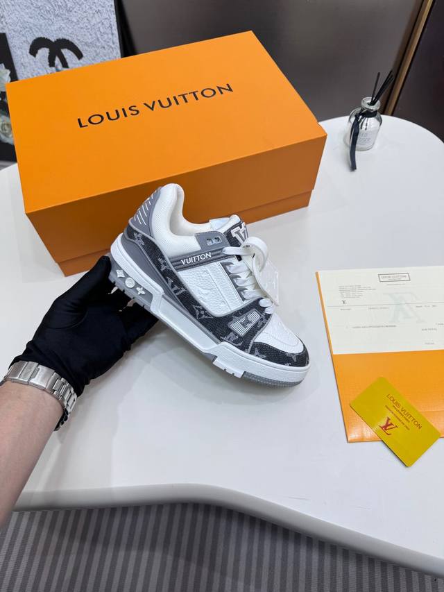出厂： 天花板级别 天花板级别 披靡市场任何版本！细节完美呈现！ Louis Vuitton Trainer Lv 路易威登 独家全新升级最新包装，海淘代购同渠