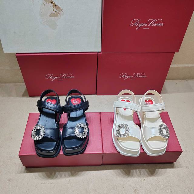 高版本 顶级版本 225专柜新款Viv Run系列方钻休闲凉鞋顶级上新 ★★★★★ 认准代购级别顶货！台资工厂P出品！气质高级的一款休闲拖鞋，不仅轻便舒适而且运