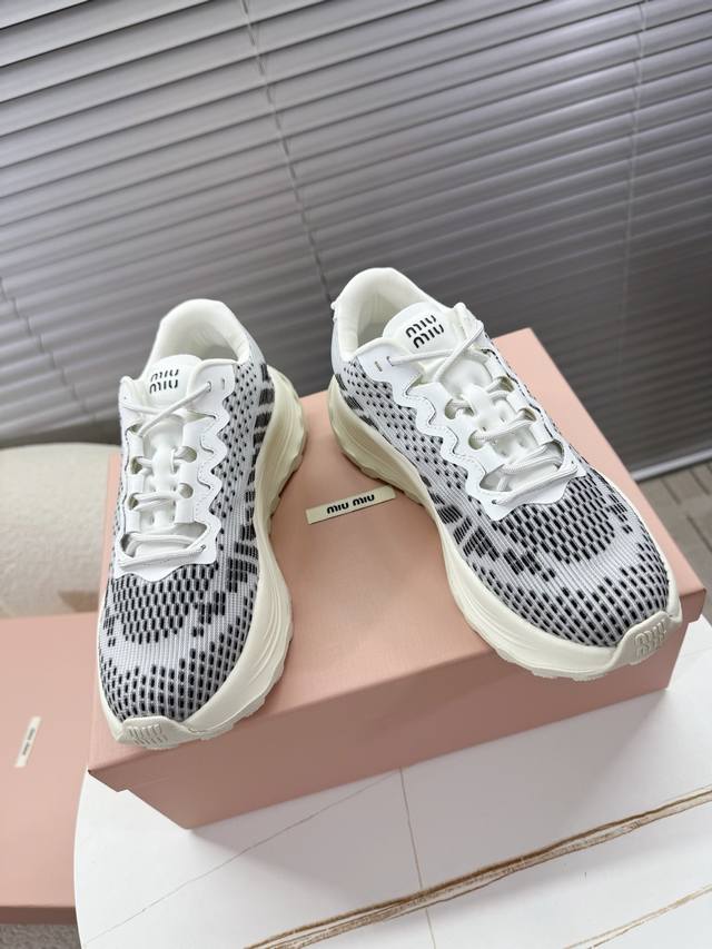 Miumiu缪缪｜2025最新情侣款运动鞋，老爹鞋，厚底鞋~~ Miumiu时尚搭配上脚时髦舒适~~ 面料采用科技网纱工艺，透气网布内里，原版开模橡胶发泡组合大