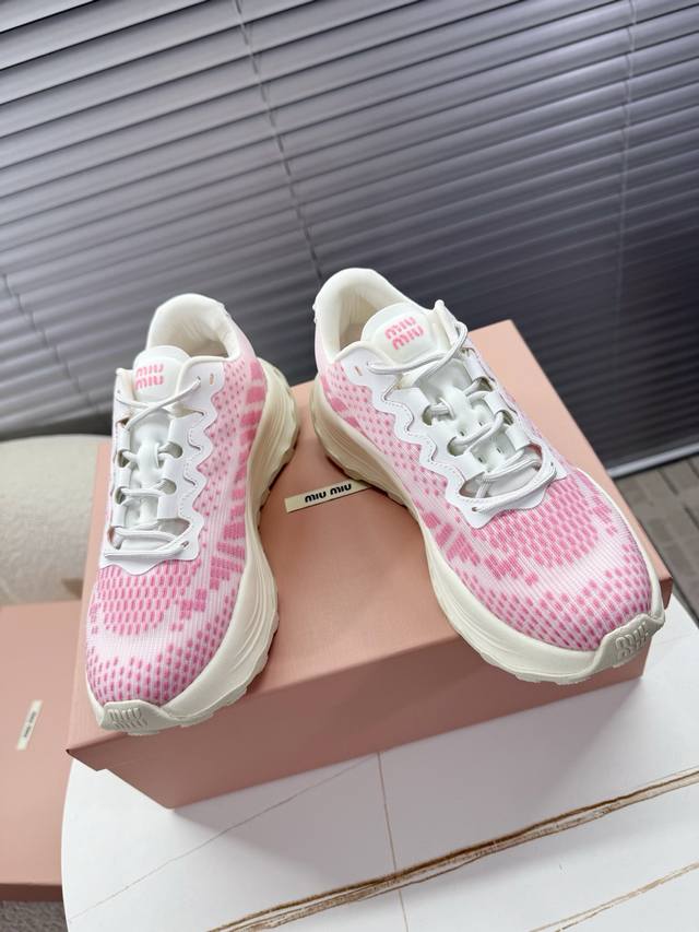 Miumiu缪缪｜2025最新情侣款运动鞋，老爹鞋，厚底鞋~~ Miumiu时尚搭配上脚时髦舒适~~ 面料采用科技网纱工艺，透气网布内里，原版开模橡胶发泡组合大