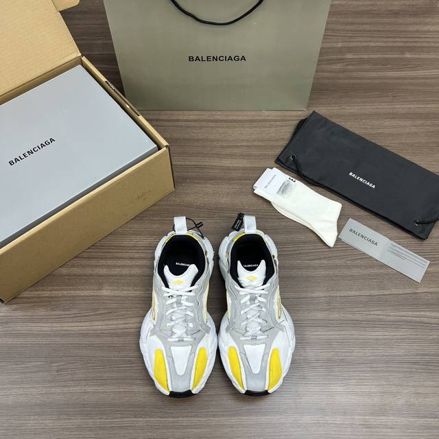 顶级版本Balenciaga 巴黎世家十六代徒步运动鞋。 延续潮流跑鞋做旧老爹鞋，鞋身由聚酯纤维、尼龙、 Tpu 和聚氨酯制成，不管是从外观还是舒适轻盈度都更上
