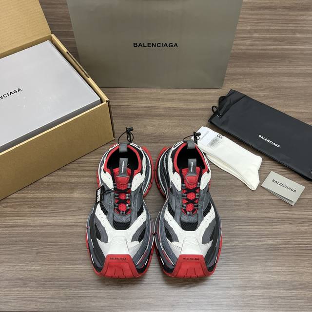顶级版本Balenciaga巴黎世家 Platform 16Xl 厚底系带 老爹鞋 16Cm 男款 灰红 Balenciaga 16Xl夸张的厚底和独特的轮廓，