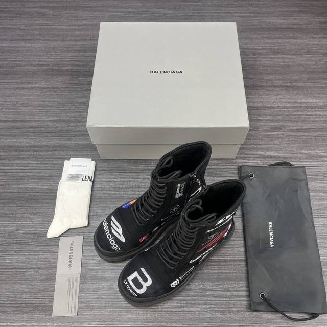 纯原版本Balenciaga巴黎世家 Combat Strike 帆布 圆头拉链 短靴 男款 黑色。 巴黎世家短靴经典之作方头短靴.面料采用进口牛仔布5D彩绘制