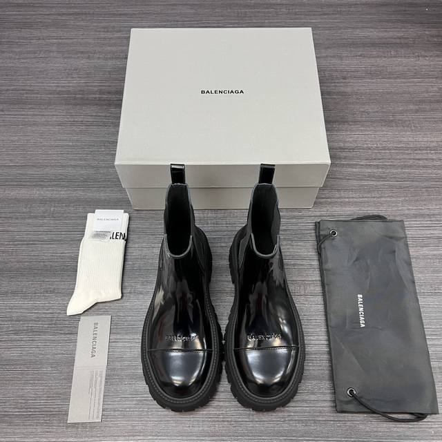 纯原版本Balenciaga巴黎世家 Trooper 牛皮简约短靴男款 黑色漆皮。 巴黎世家短靴经典之作圆头短靴.面料采用进口漆皮制作.内里水洗牛皮.大底防滑橡