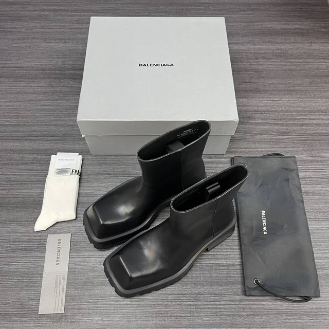 纯原版本Balenciaga巴黎世家 Trooper 牛皮简约短靴男款 黑色牛皮。 巴黎世家短靴经典之作方头短靴.面料采用进口牛皮制作.内里水洗牛皮.大底防滑橡