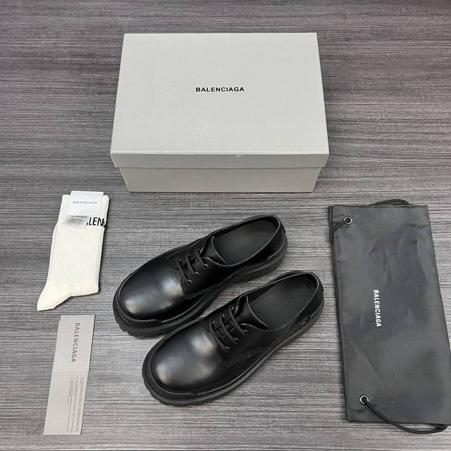 纯原版本Balenciaga巴黎世家 Strike 头层牛皮牛皮革 系带厚底休闲 男士休闲 男款 黑色。 巴黎世家德比鞋皮鞋.面料采用进口开边珠牛皮制作.内里水