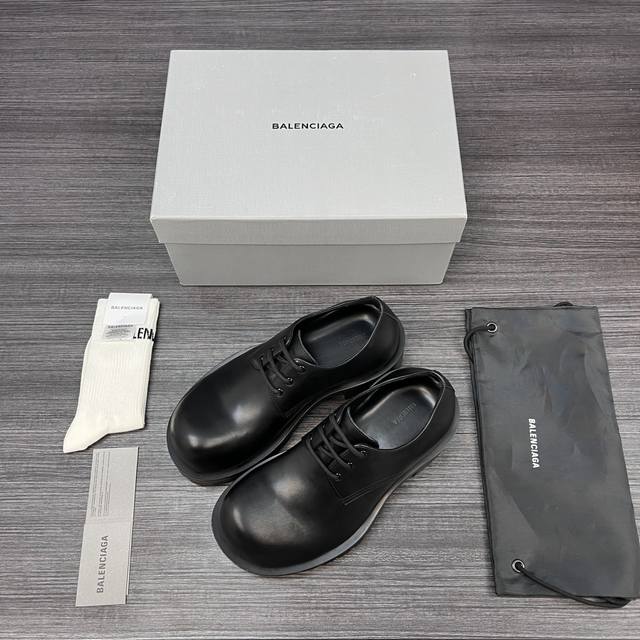 纯原版本Balenciaga巴黎世家 Hummer 小牛皮 圆头系带 休闲鞋 男款 黑色。 巴黎世家德比鞋皮鞋.面料采用进口牛皮制作.内里水洗牛皮.大底防滑橡胶
