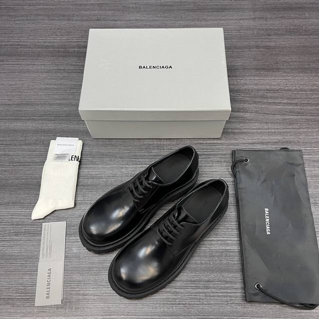 纯原版本Balenciaga巴黎世家 Sergent 皮革 小牛皮 男士皮鞋黑色。 巴黎世家德比鞋皮鞋.面料采用进口开边珠牛皮制作.内里水洗牛皮.大底防滑橡胶组