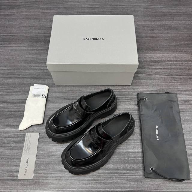 纯原版本Balenciaga巴黎世家 Tractor 牛皮革 时尚圆头 乐福鞋 男款 黑色。 巴黎世家德比鞋皮鞋.面料采用进口开边珠牛皮制作.内里水洗牛皮.大底