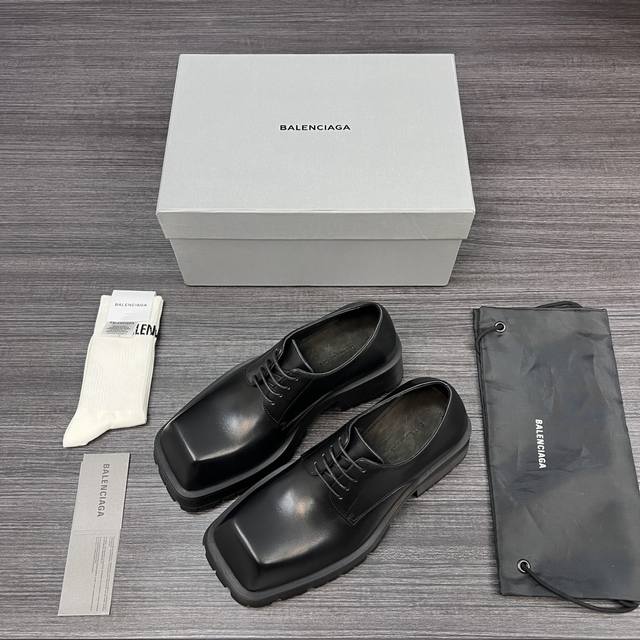 纯原版本Balenciaga巴黎世家 Trooper 皮革 4孔绑带鞋面时尚 休闲鞋 男款 黑色牛皮。 巴黎世家德比鞋经典之作方头皮鞋.面料采用进口牛皮制作.内
