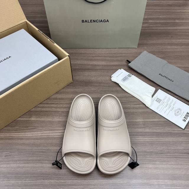 顶级版本Crocs X Balenciaga巴黎世家 平跟套脚一字拖鞋 男款 卡其！ 原版一致大底私模开版，鞋面原版滳胶片开模内自带3D浮标字样，升级版Tpu发