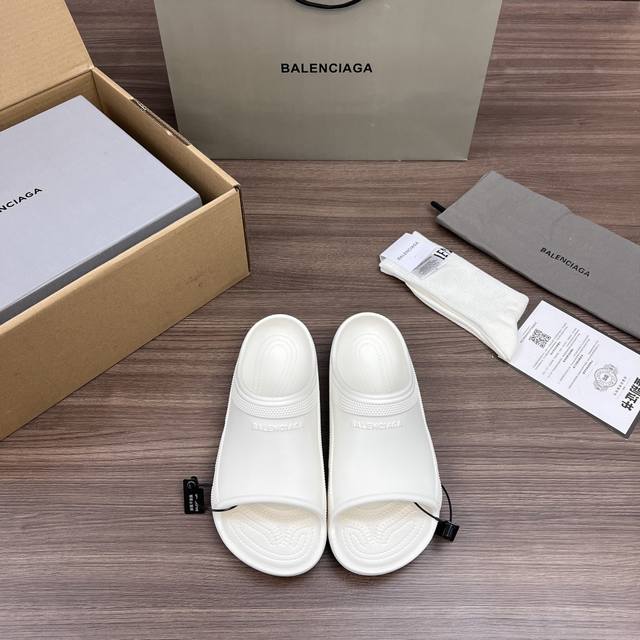 顶级版本Crocs X Balenciaga巴黎世家 平跟套脚一字拖鞋 男款 白色！ 原版一致大底私模开版，鞋面原版滳胶片开模内自带3D浮标字样，升级版Tpu发