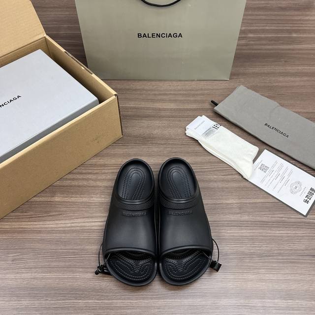 顶级版本Crocs X Balenciaga巴黎世家 平跟套脚一字拖鞋 男款 黑色！ 原版一致大底私模开版，鞋面原版滳胶片开模内自带3D浮标字样，升级版Tpu发