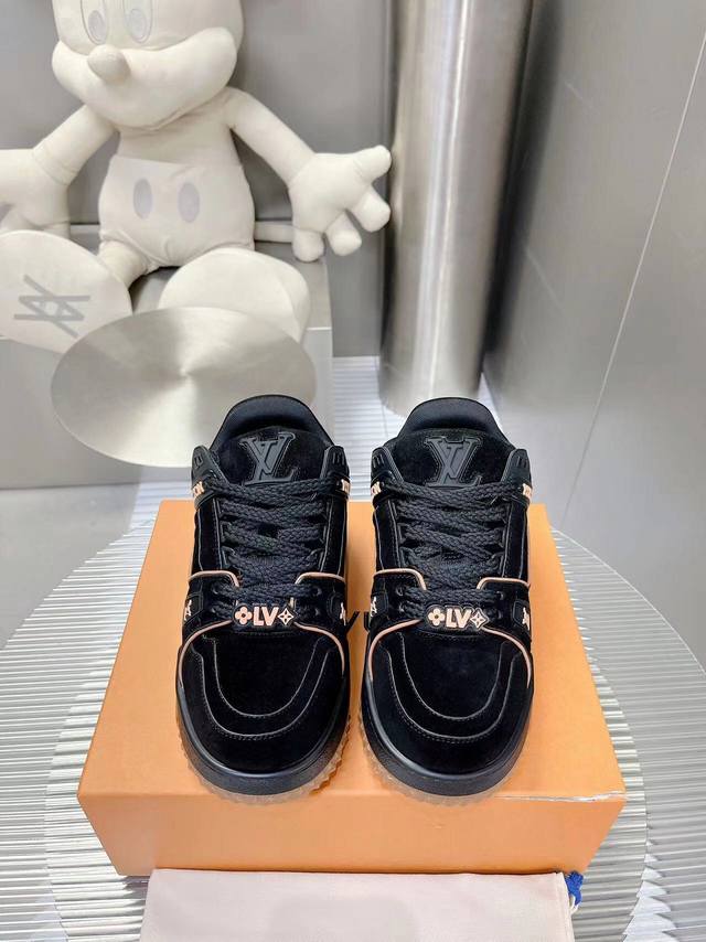 升级顶级版本 ！Lv 早春情侣款，全新Trainer2代胖丁鞋亮相！ 新款鞋型在鞋面设计上并没有太大的改动！而是鞋型变得更大更宽，更厚以及鞋舌变大取替原有的视觉