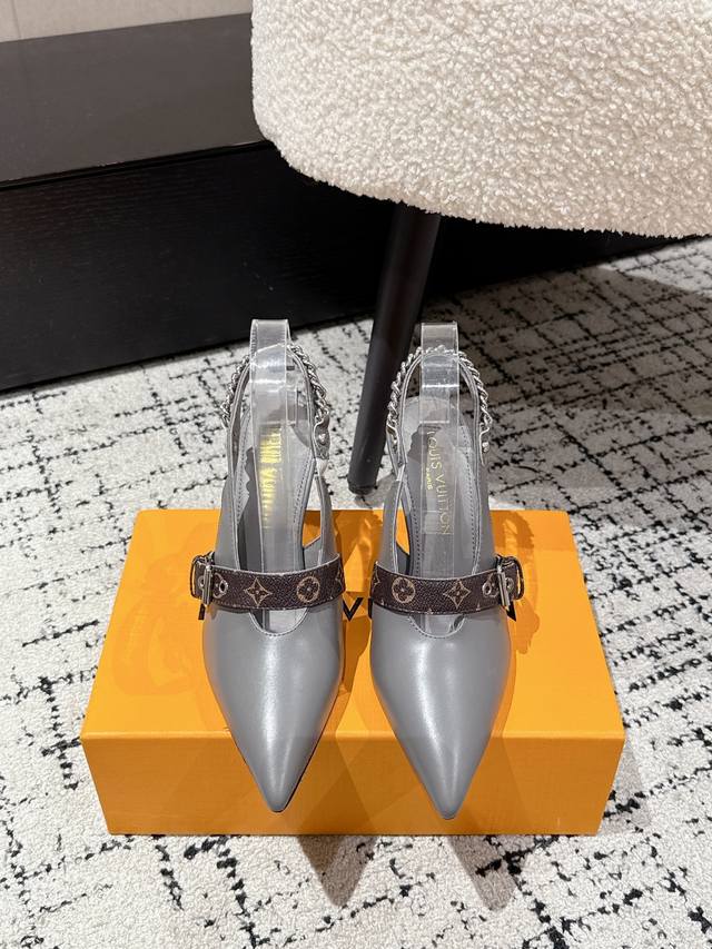 顶级版本 Louis Vuitton 路易威登 25 最新 Vibe 链条 猫跟尖头 凉鞋 鞋面：牛皮 原版金属链条 垫脚：羊皮 鞋底：意大利加厚真皮大底 Si