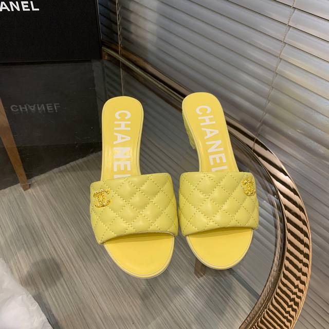 Chanel 早夏新款拖鞋，各大时尚博主和明星同款，简直太美了吧！鞋面进口牛皮，内里垫脚羊皮。原版真皮大底，跟高5Cm.码数：35-41 40 41定做不退换