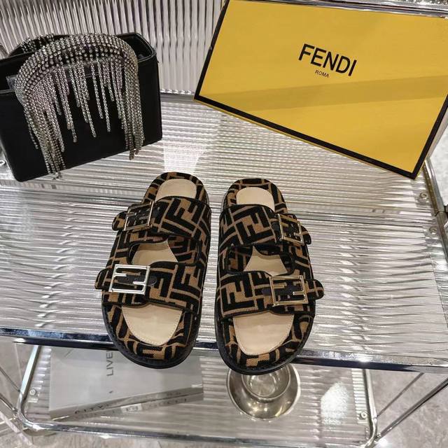Fendi芬迪 最新配色 Feel老花Ff凉拖鞋 原版开模1:1还原早秋新款 奶油白皮革+Ff老花双带扣，阳光下闪到尖叫 边缘雕刻+金色金属件，专柜质感拉满！！