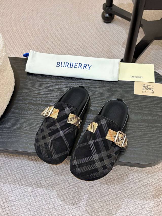 压纹男款 ,女款 元！ Burberry2025 爆款勃肯拖鞋出炉，选用柔软反绒面革面料打造，于意大利工坊精制而成。融入格纹图案压花，搭配压纹鞋底，其上点缀典藏