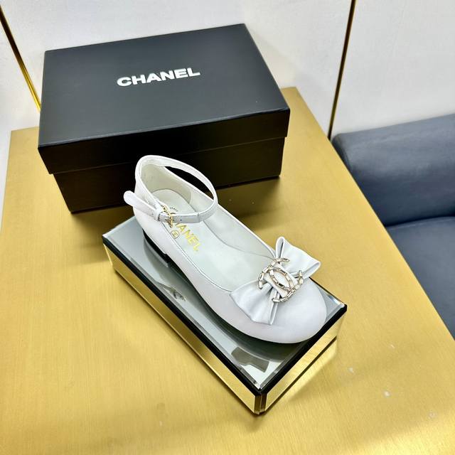 顶级版本 Chanel香奈儿 专柜顶级蝴蝶结水钻玛丽珍单鞋 这款经典设计；不平凡的水钻蝴蝶结拥入了多种配色元素 多元化混搭非常好看百搭，上脚非常轻巧 舒适超级秀
