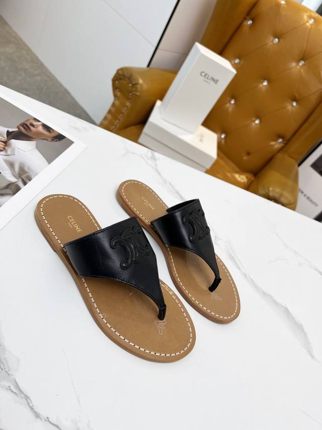 出厂价Pp真皮底 ，橡胶底 Celine 赛琳 春夏新品夹趾鞋鞋面采用小牛皮加经典压花Logo油边工艺，质感非凡上脚超级好看 颜色：黑色，白色，棕色，红色，银色