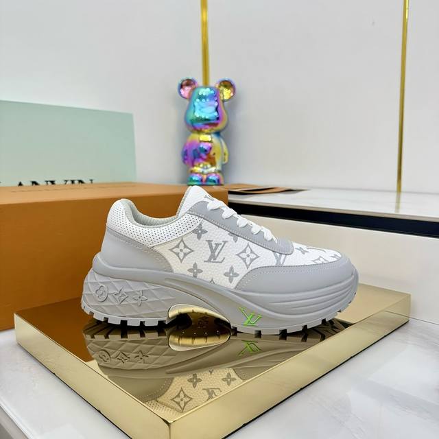 情侣款35-45！！ 新款上架 路易威登Lv Discovery最新情侣款2025早春秀场的潮流风向，自Vifgil到来之后而设计的这一系列 每一季度都深受众多