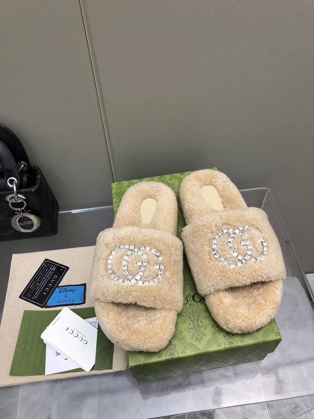 新款水钻羊毛拖鞋 欧洲进口A级羊毛 与原版一致满鞋全部采用纯羊毛 鞋面和垫脚Logo采用混种羊皮， 大底与原版一样的Tpu材质底片耐磨防滑！！ 码数35-40