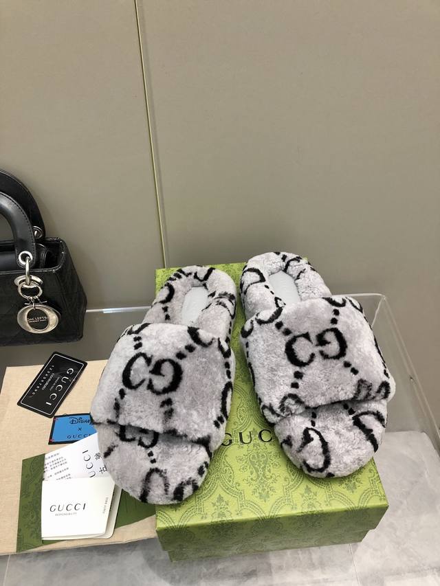 新款印花羊毛拖鞋 欧洲进口A级羊毛 与原版一致满鞋全部采用纯羊毛 鞋面和垫脚Logo采用混种羊皮， 大底与原版一样的Tpu材质底片耐磨防滑！！ 码数35-40