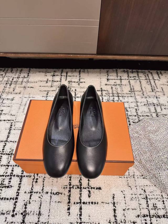东莞代购级 Hermes 爱马仕 Kamilla系列 玛丽珍粗跟单鞋 山羊皮和Nappa皮革 玛丽珍鞋，搭配标志性“H”鞋扣和撞色滚边 打造精致柔美造型。 面料