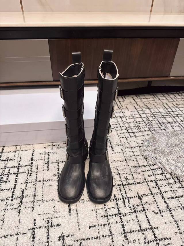 Ann Demeulemeester 官网Jay Boots神奇两穿骑士靴长靴 25年Brand New升级版-顶级 全新呈献 别在平凡中沉溺，Ann 以悠久的