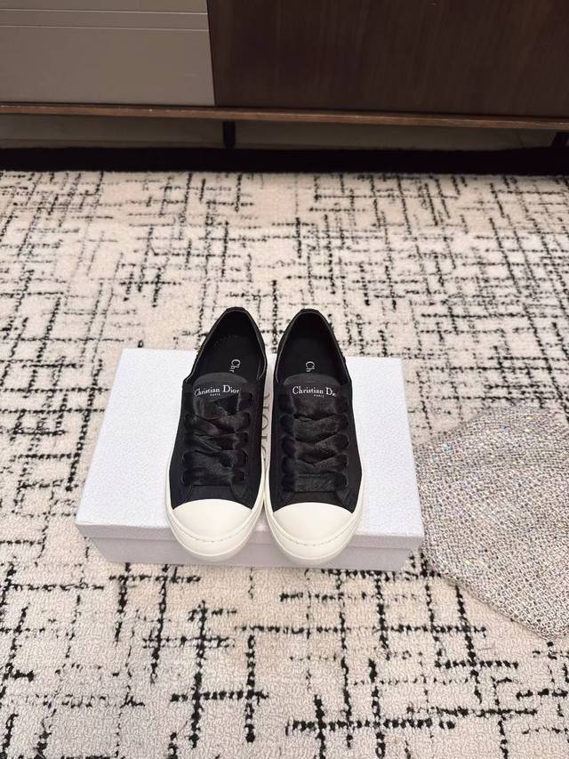 代购级 Dior 迪奥25春夏意Star 运动鞋为经典单品， 侧面五金饰点缀以 Christian Dior Paris 标志。 搭配经典轻薄鞋底，轻盈舒适，四