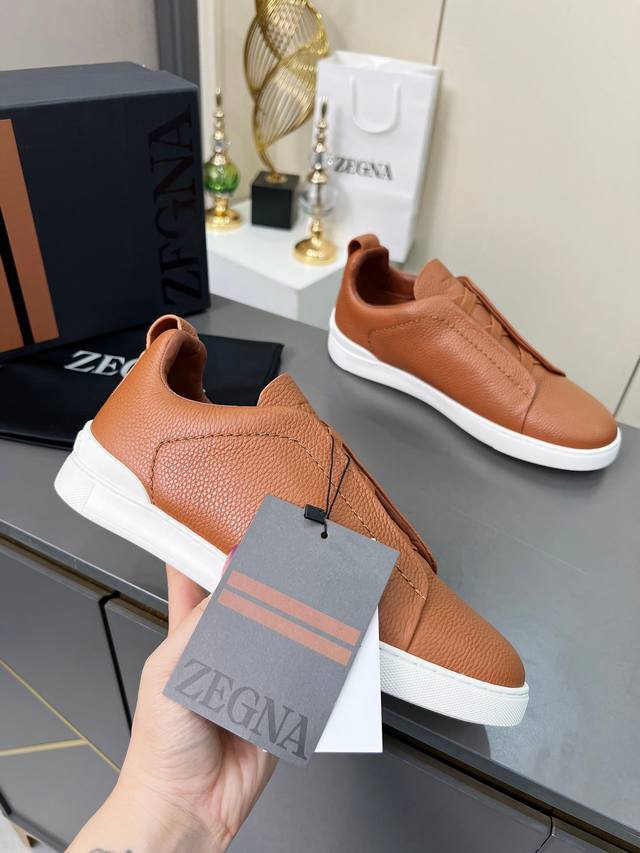 Ermenegildo Zegna 杰尼亚休闲鞋男鞋 Couture Triple Stitch 运动鞋限量款 Triple Stitch 是一款精致的休闲鞋履