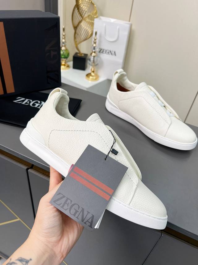 Ermenegildo Zegna 杰尼亚休闲鞋男鞋 Couture Triple Stitch 运动鞋限量款 Triple Stitch 是一款精致的休闲鞋履