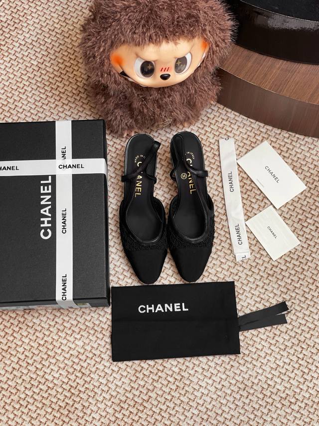 Chanel 蕾丝凉鞋 中跟整双鞋子采购Zp开发打造，全部定制材料，独家开模大底，细节全部对版出货，连包装也做到跟正品一样。码数:35-41 40 41订做不退