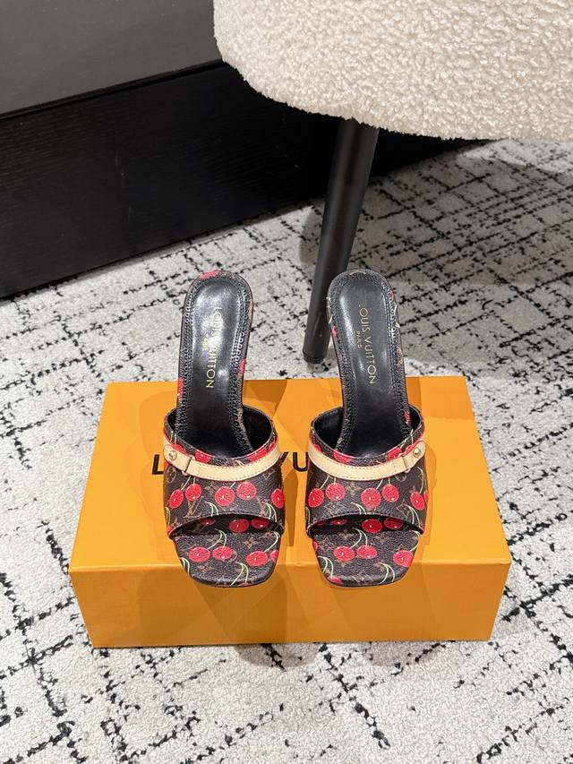 Louisvuitton 25 夏季限定 樱桃风 高跟 凉拖 最新夏季限定 樱桃风系列 采用彩色以及鞋面的大面积底色作为对比，创造出樱桃彩色元素风格，成就了又一