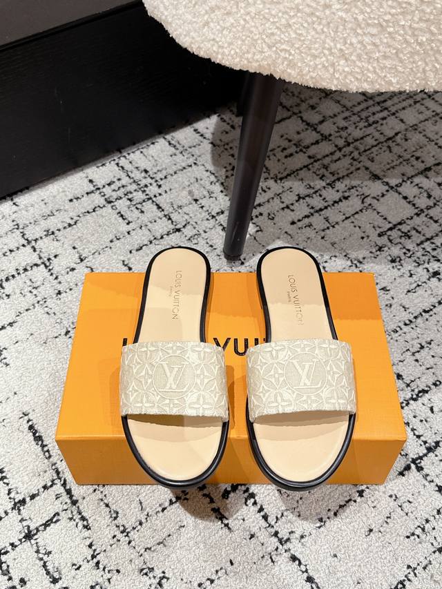 顶级版本 Louis Vuitton 路易威登 25 最新 Lily系列 提花平底 穆勒 一字拖鞋 本款 Lily 平底凉拖取材经典Monogram涂层帆布，借