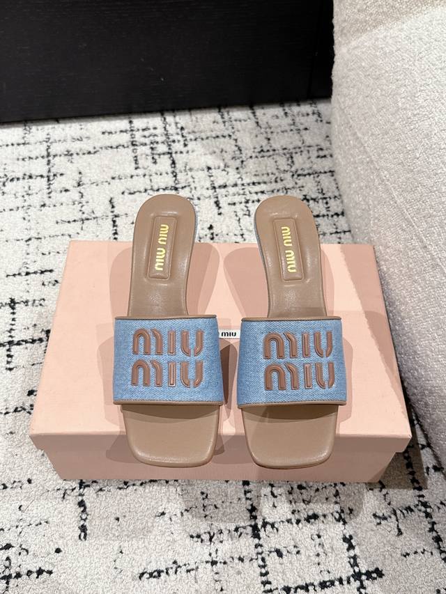 Miu Miu 25Ss 最新夏季 平底 牛仔布 羊皮 拖鞋 今年夏天为你们多准备几双必备拖鞋，老顾客都反应对这款需求很大！ 专门订制的一批为Miumiu后续新