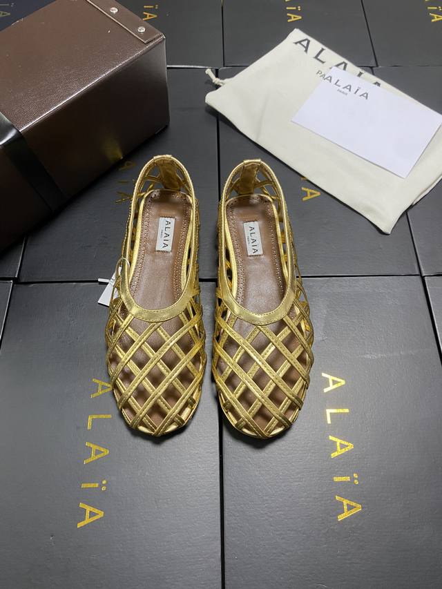抽条款！！！金色 Alaia 走秀款平底芭蕾舞平底单鞋！ 甜酷芭蕾风，人气超高的一款芭蕾舞鞋，浪漫又迷人舒适百搭。 原版订制牛皮面料， 羊皮内里，私模橡胶防滑大