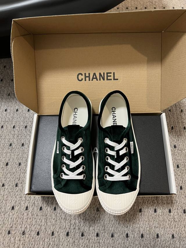 顶级版本 Chanel 25Ss 隐藏款休闲小白鞋 Vintage感满满，中古复刻款Get啦 小白鞋适配春夏，黑白拼接就很Chanel。配合袜子就很复古学院的感