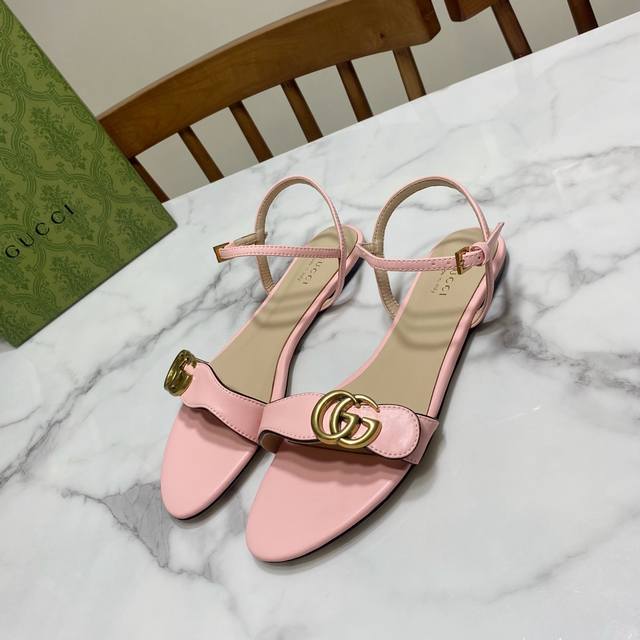 Gucci 古奇 经典一字带 粗跟凉鞋，原版1:1开发，楦型超正，上脚超美，夏季必入手单品 鞋面头层牛皮 ｜ 金色 银色贴膜皮，里垫为绵羊皮，真皮底 Size：